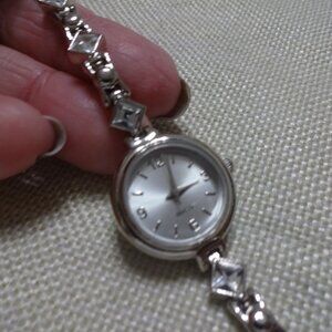 Vintage AVON Ladies Sparkling Crystal Silver Tone Watch Size 7.3" (NEW)